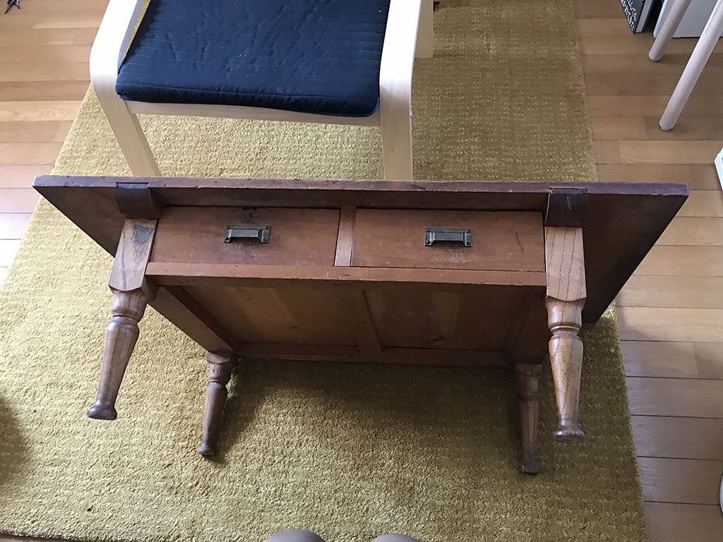 お客様宅でリメイクをご依頼いただいた文机を色々な角度からチェック