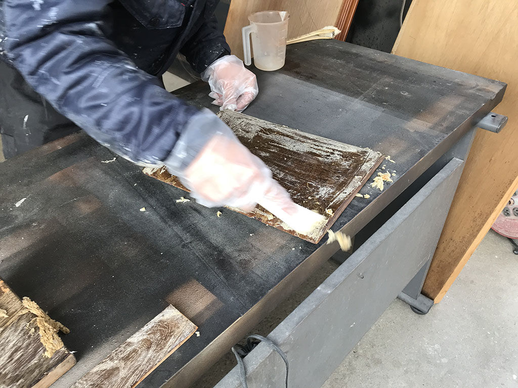 木材を傷めてしまわないよう気を遣いながら塗膜の除去