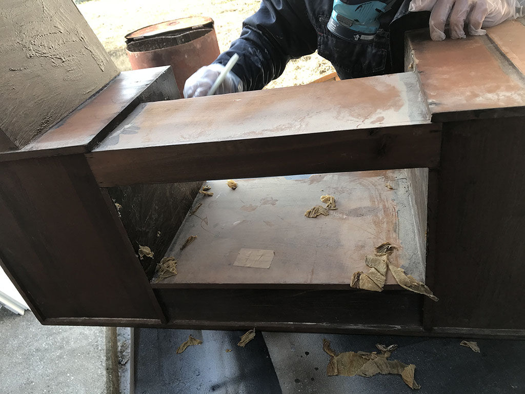 家具を分解することで、隅々まで綺麗に直すことができる