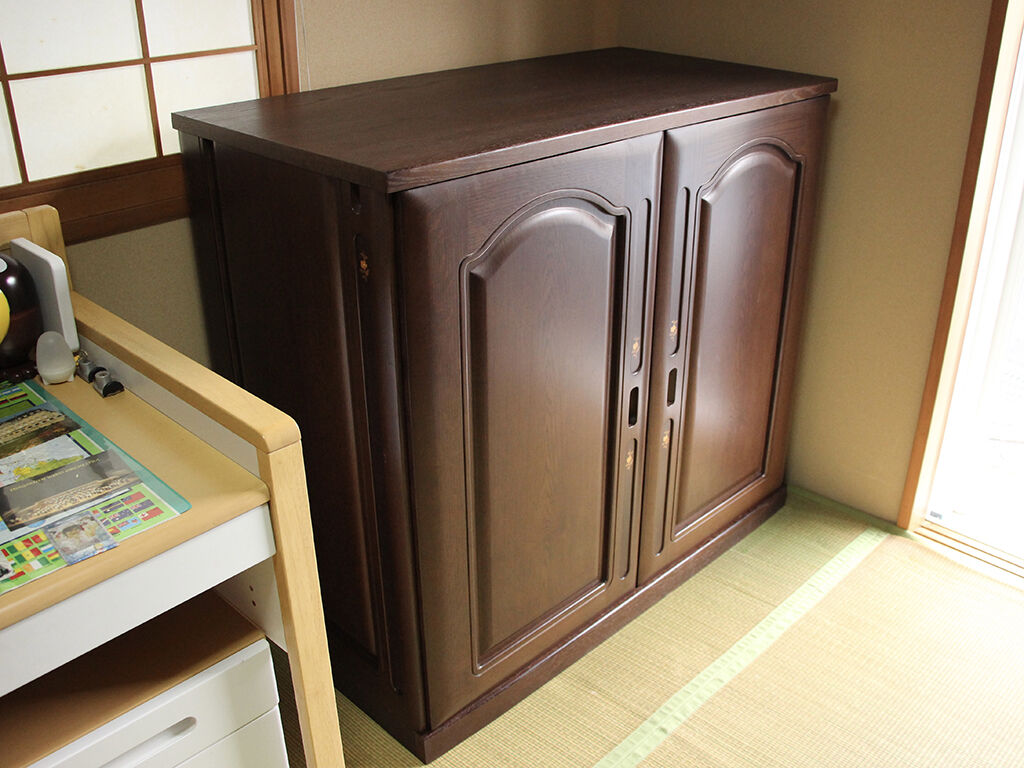 和室にスッキリと収まった和タンスをリメイクしたキャビネット