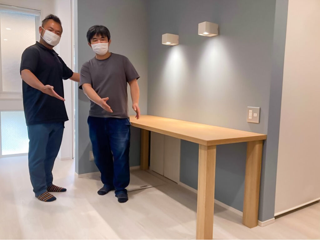 ご新居に納品させていただいたダイニングテーブルとお客様と記念撮影