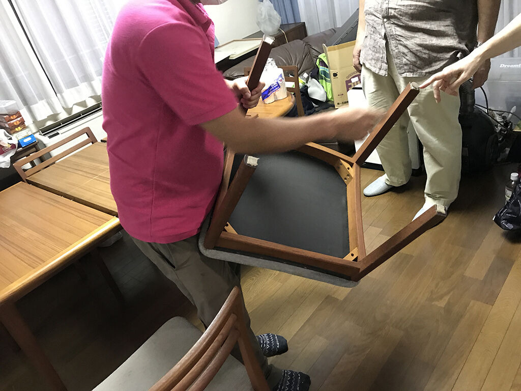 椅子のガタつきの原因を確かめる