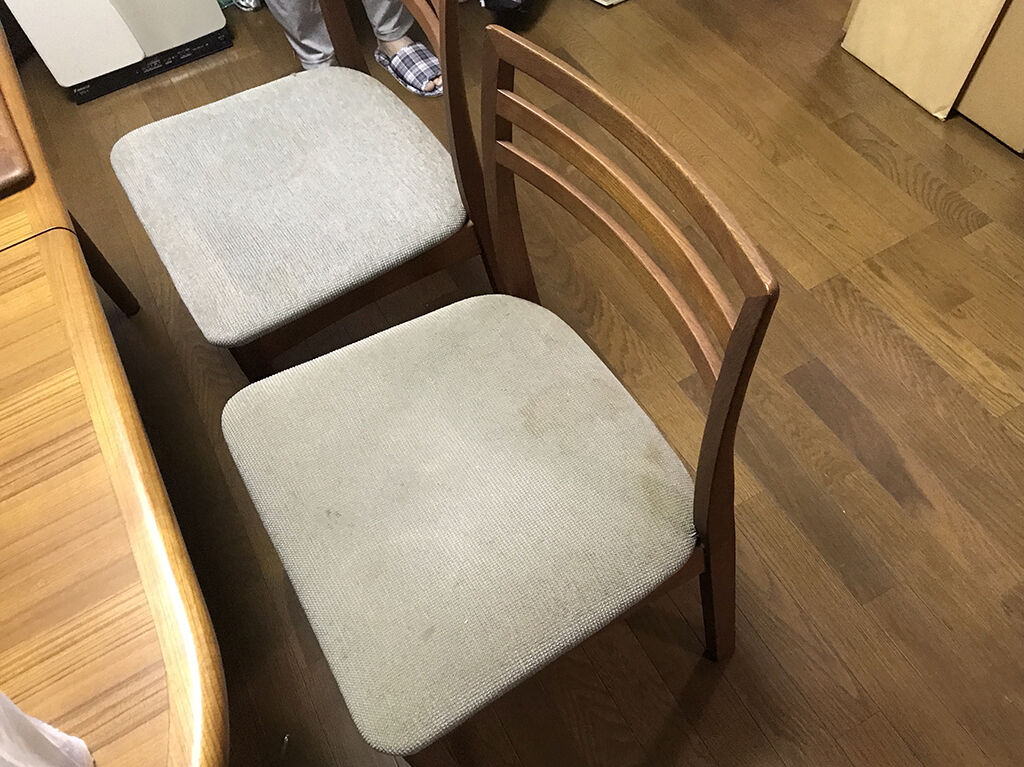 座面が汚れクッションがへたってしまっているので張り替えをご希望いただいたダイニングチェア