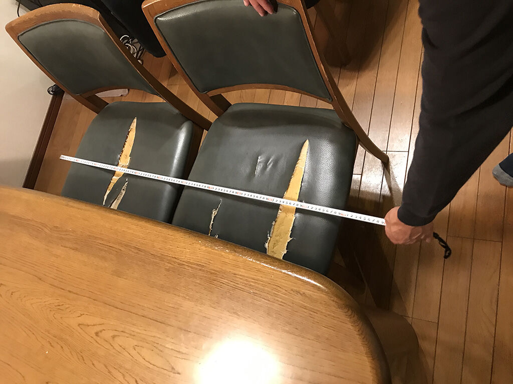 ダイニングテーブルの長辺に椅子2脚を置けるように採寸