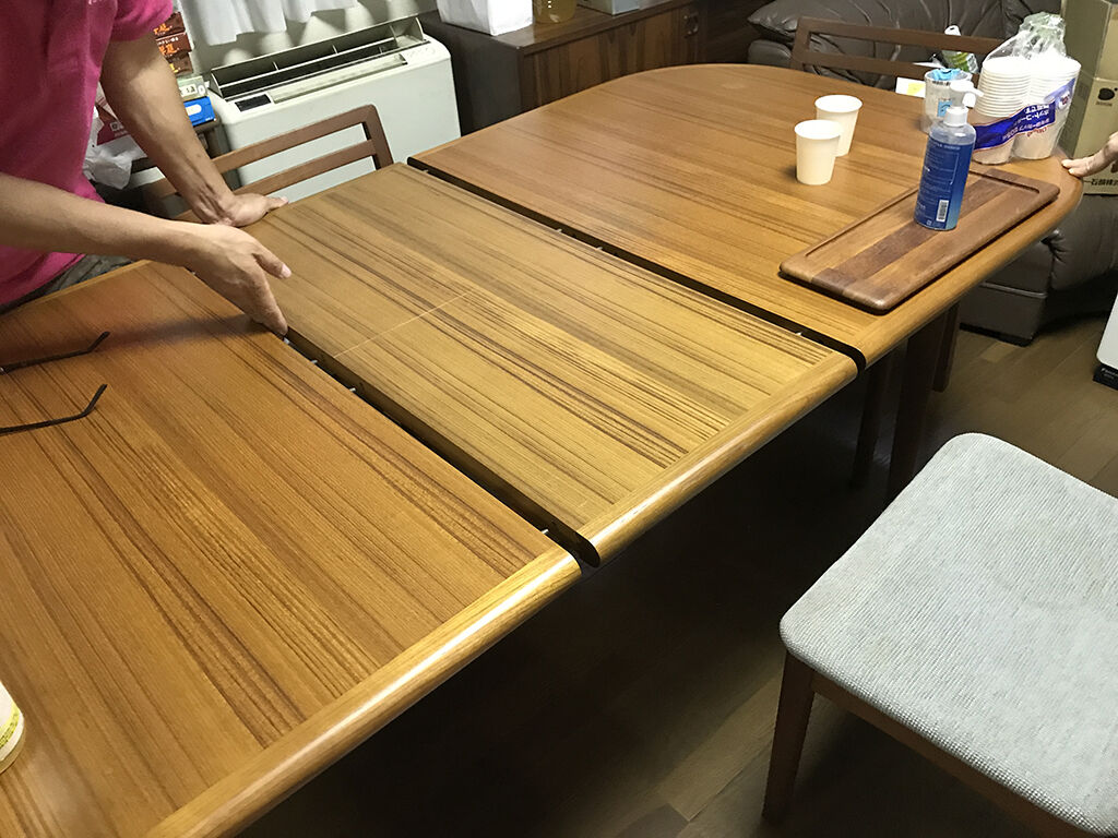 木の経年変化で延長用天板との色味が変わっていたダイニングテーブル