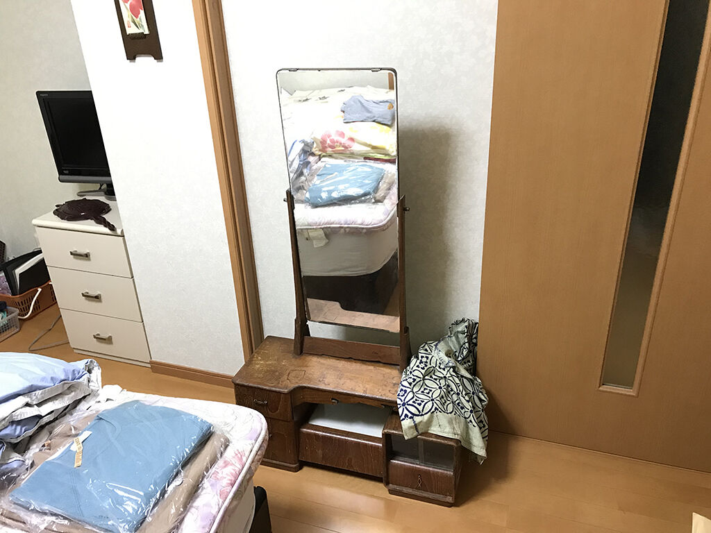 リメイクのご相談をいただいたお客様のお祖母様が使われていたという鏡台