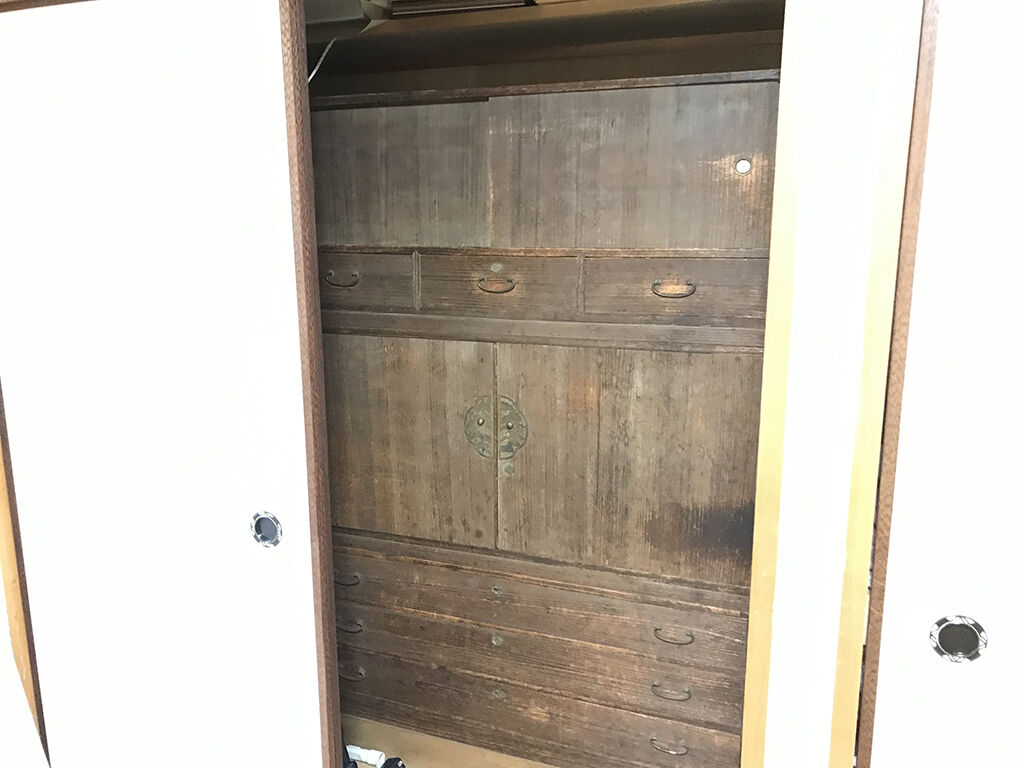 リメイクのご依頼をいただいたお客様のお母様の形見家具である桐タンス