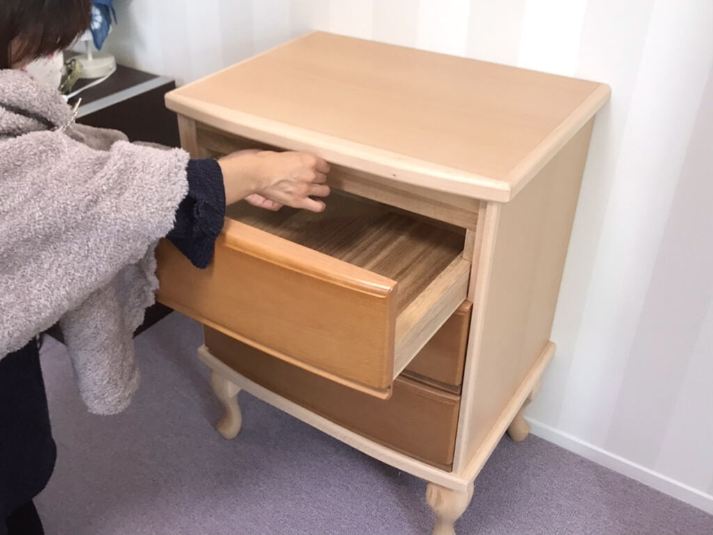 お客様のお気に入りの隠し引き出しを生かした猫脚チェスト