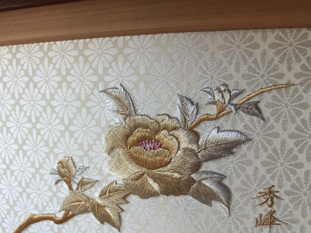 美しい刺繍が施された和タンス内部の引き戸