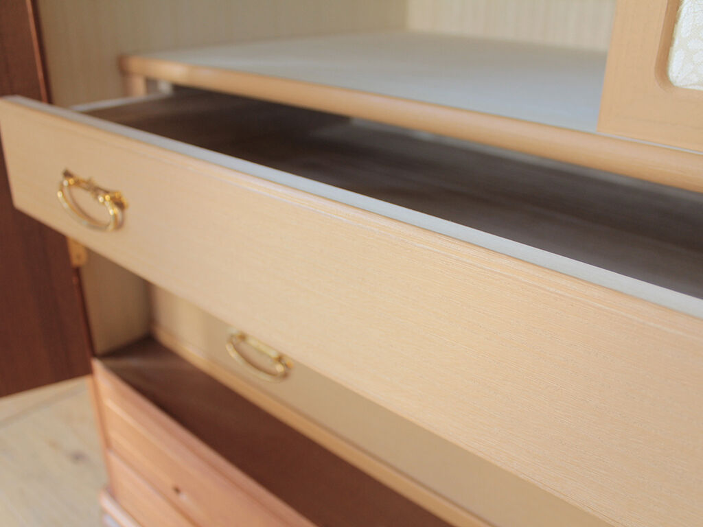 和タンス内部の着物収納用の引き出し