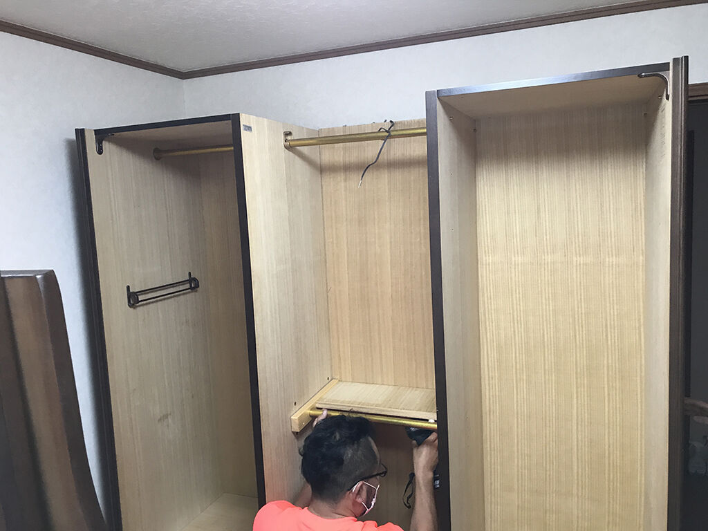 大きな婚礼タンスを搬出するために分解