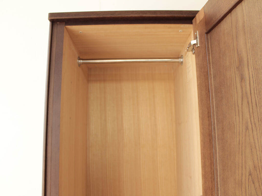 洋服掛け用のポールを上部に新しく取り付け