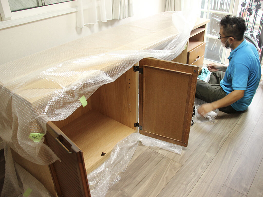 リメイクした家具の搬入・設置作業