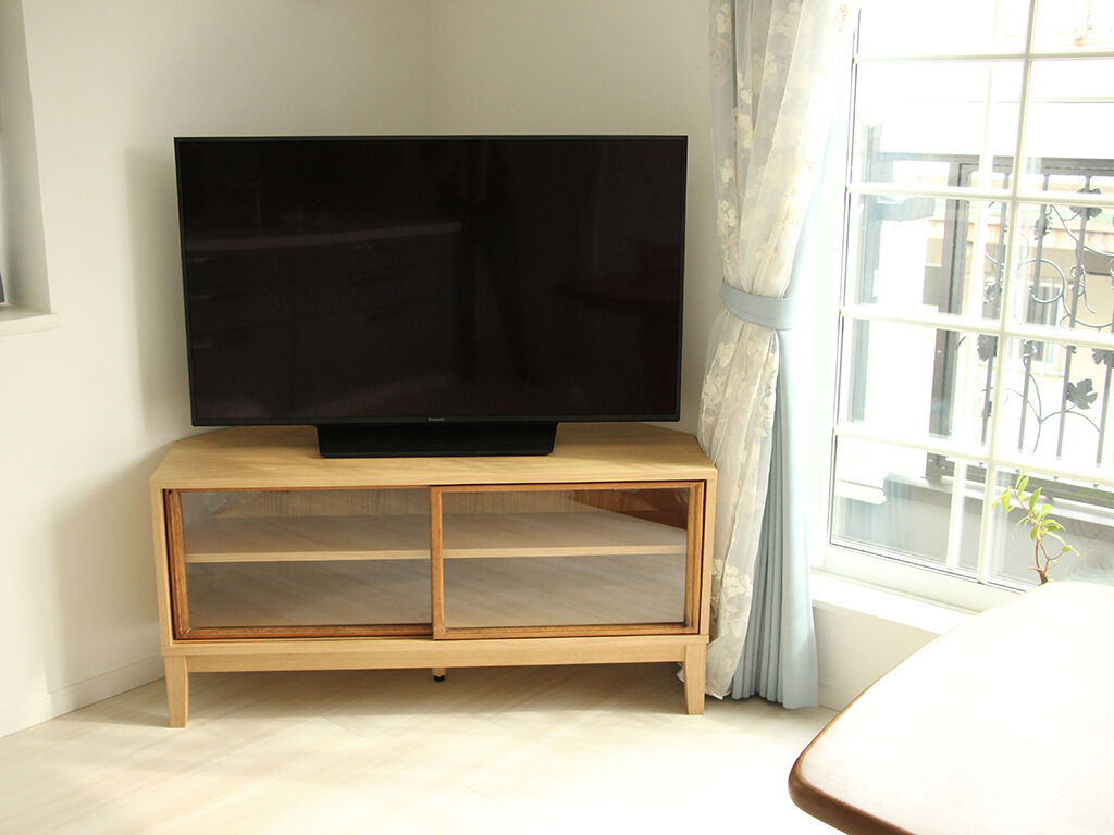 食器棚のガラス戸を生かしてリメイクしたコーナーテレビ台をお客様宅に納品