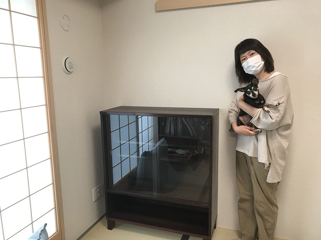 リメイクさせていただいた家具とお客様と記念撮影