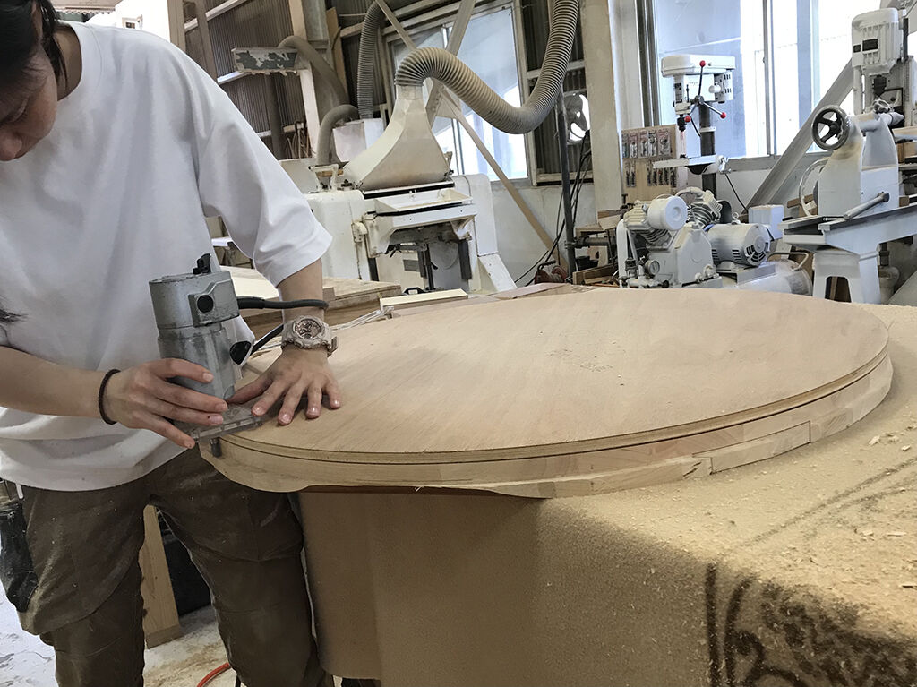 リメイクしたテーブル天板の面取り作業