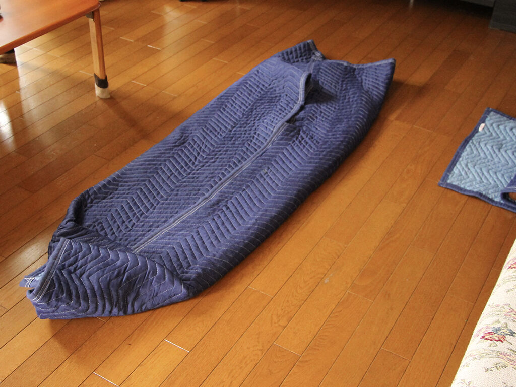 座卓の天板と脚をお客様宅納品時に現地で組み立て