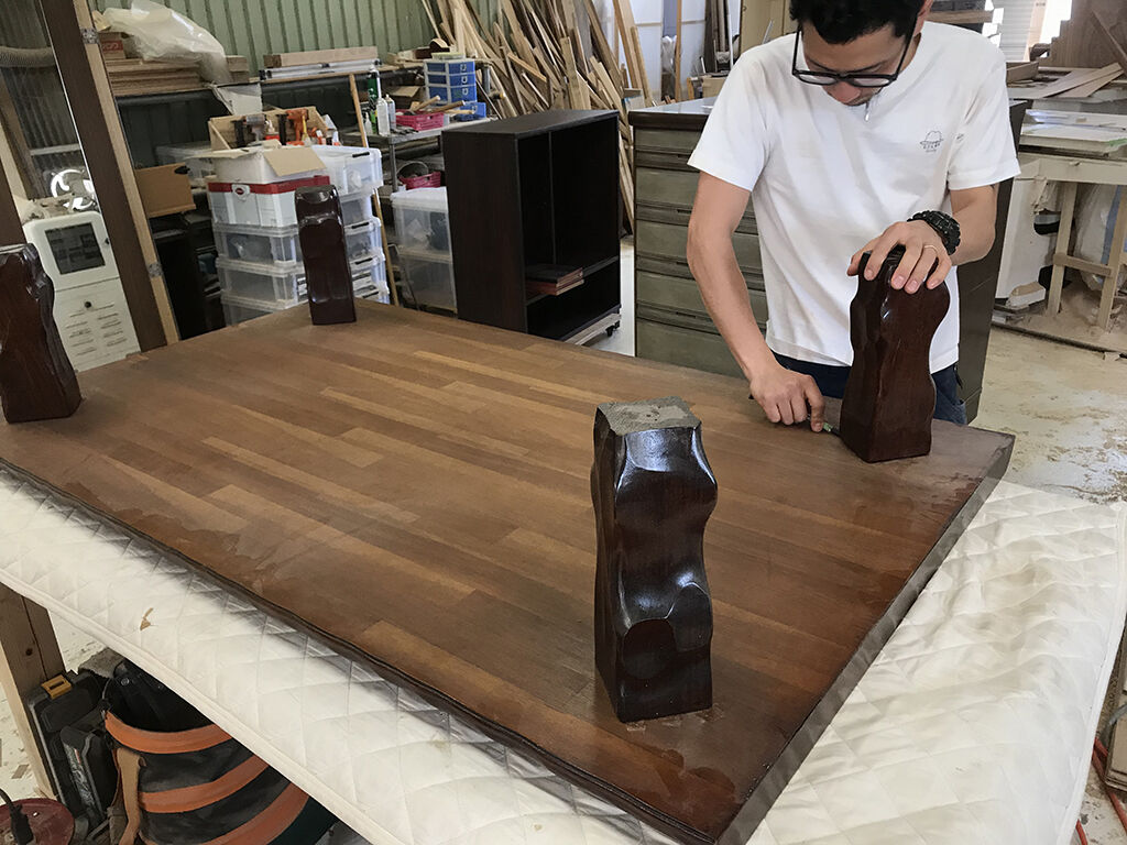 座卓の天板にはめ込んである脚を工具を使いながら丁寧に取り外す