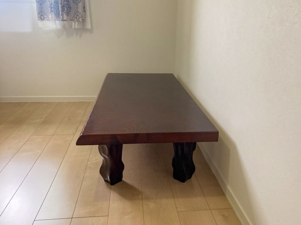 奥行きを縮めてスリムになった座卓