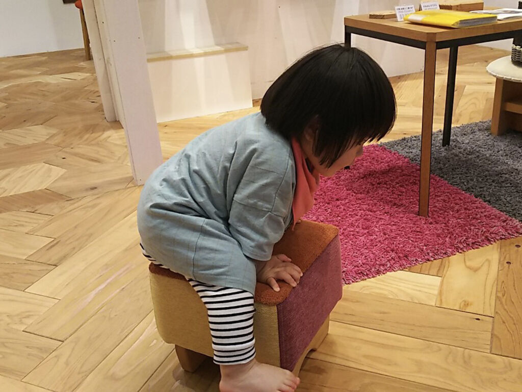 お客様のお子さんが真っ先に手をついた『モンペスツール/カステラ』