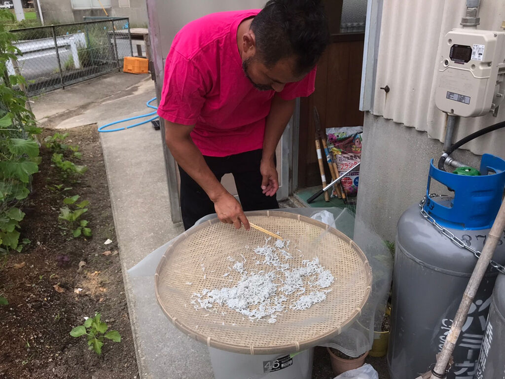 しらす漁から工房に戻ってきてしらすを干す家具作りたいおっさん