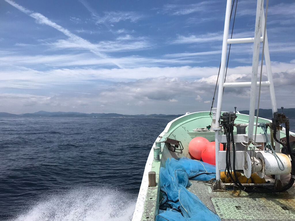 淡路の海を駆ける船