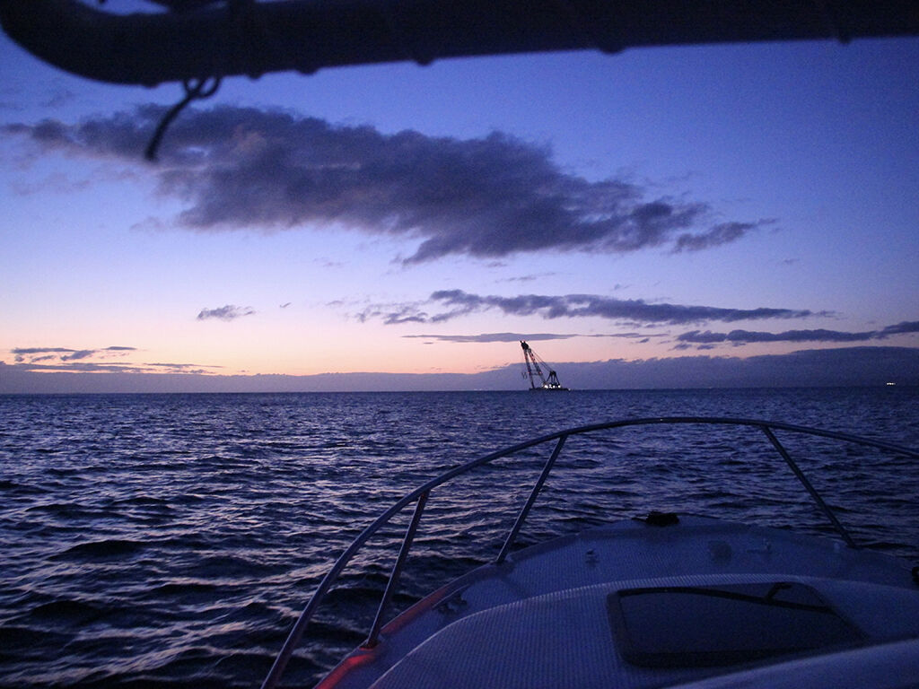 船で沖まで出て見た淡路島の朝焼け