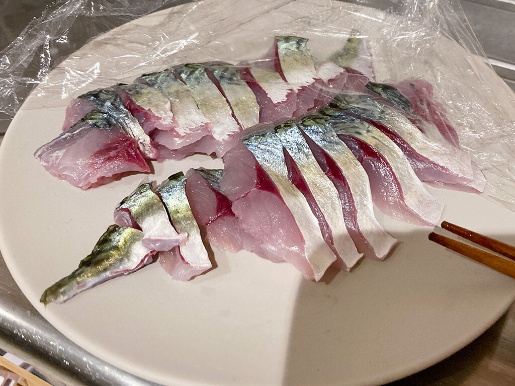 淡路島の海で釣った鯖のお刺身