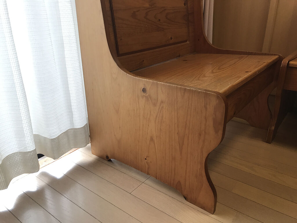 スツールとして使うには奥行きが大きいベンチの側板