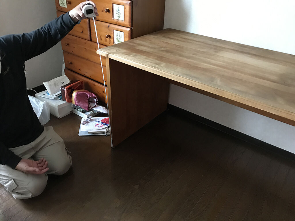 学習机の仕様を見ながらお客様とリメイクのお打ち合わせ