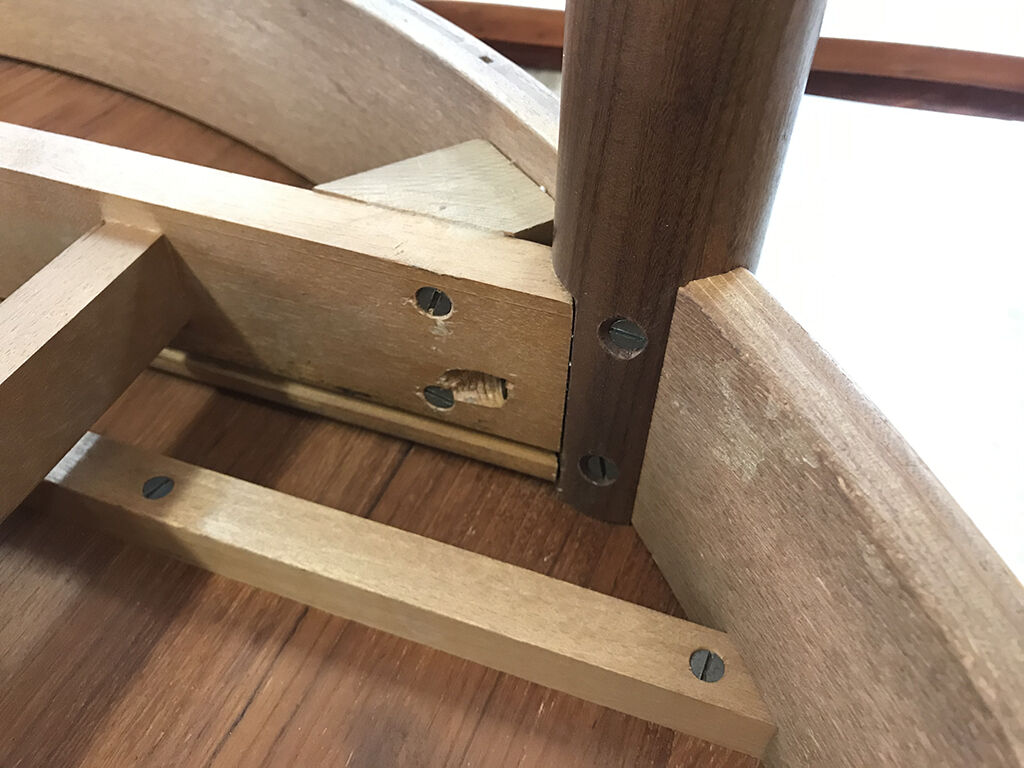 取り外しができないテーブル脚