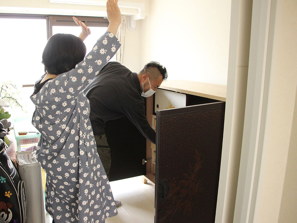手をあげて家具のリメイクを喜んでくださったお客様