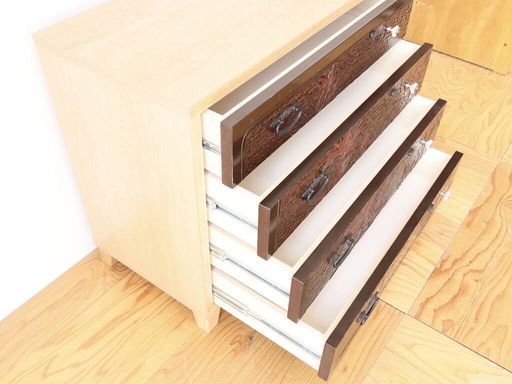 開け閉めしやすいよう新しくスライドレールを取り付けたチェストの引き出し