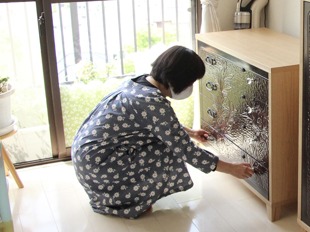 婚礼家具の鎌倉彫の和タンスからリメイクしたチェストを納品