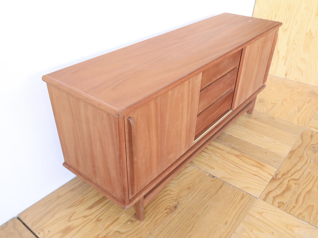 洋服タンスと和タンスの部材を構造材にしてリメイクしたテレビボード