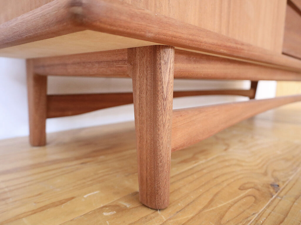 脚と脚の間に貫を入れ、華奢ながらしっかり頑丈な仕上がりに