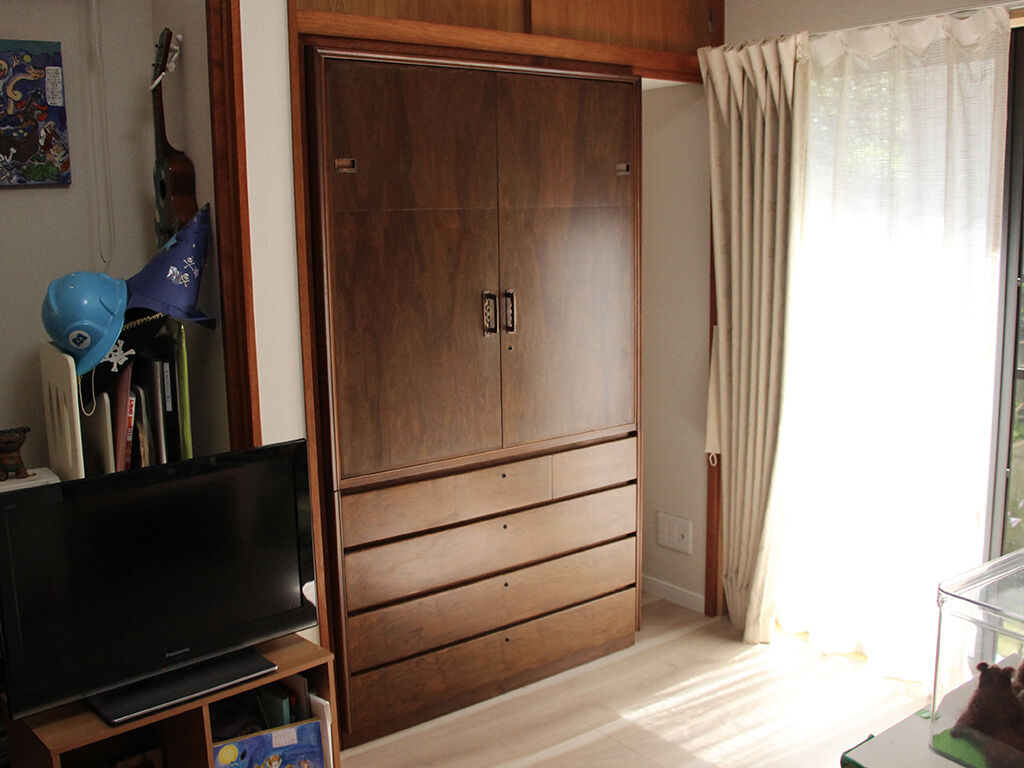和タンスからリメイクしたブレザータンスをお客様のリフォーム後のお部屋に納品