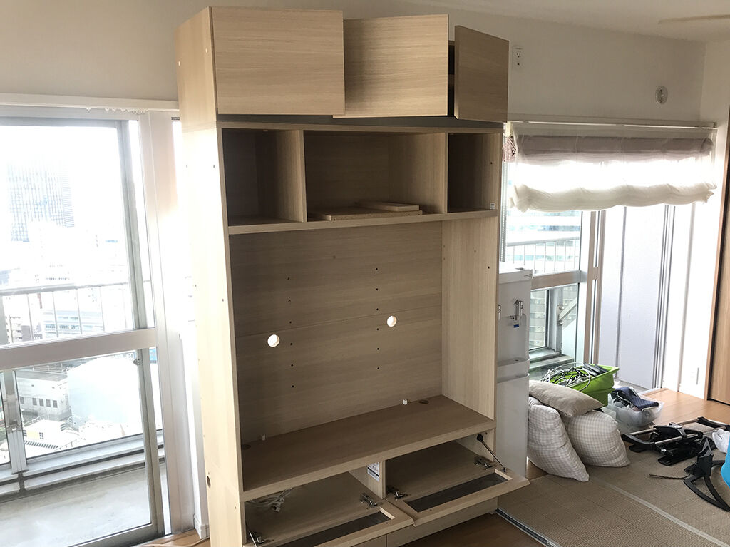 上部と下部をカットしてオーブンレンジを置けるキッチンボードにリメイクしたいとご希望いただいた壁面収納家具
