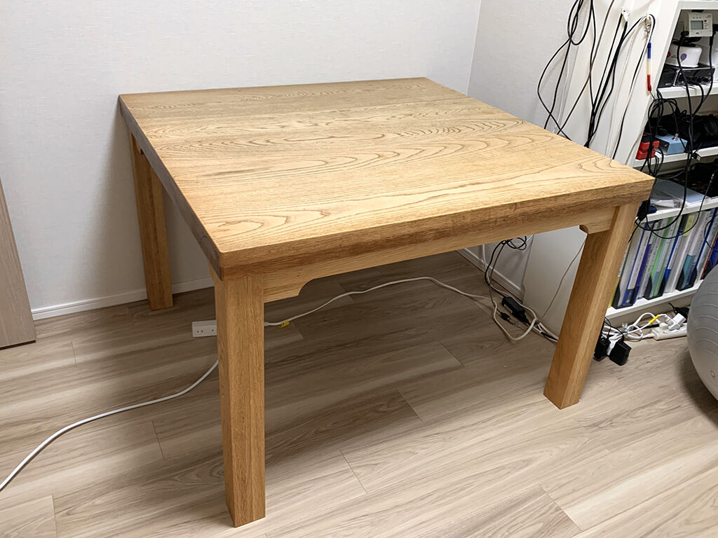 ダイニングテーブルとしても作業用デスクとしても使えるようになったテーブル