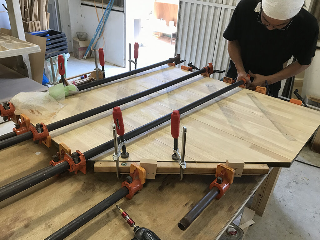 テーブルをレストアするために部材を全て磨き直して反り直しの作業も行う