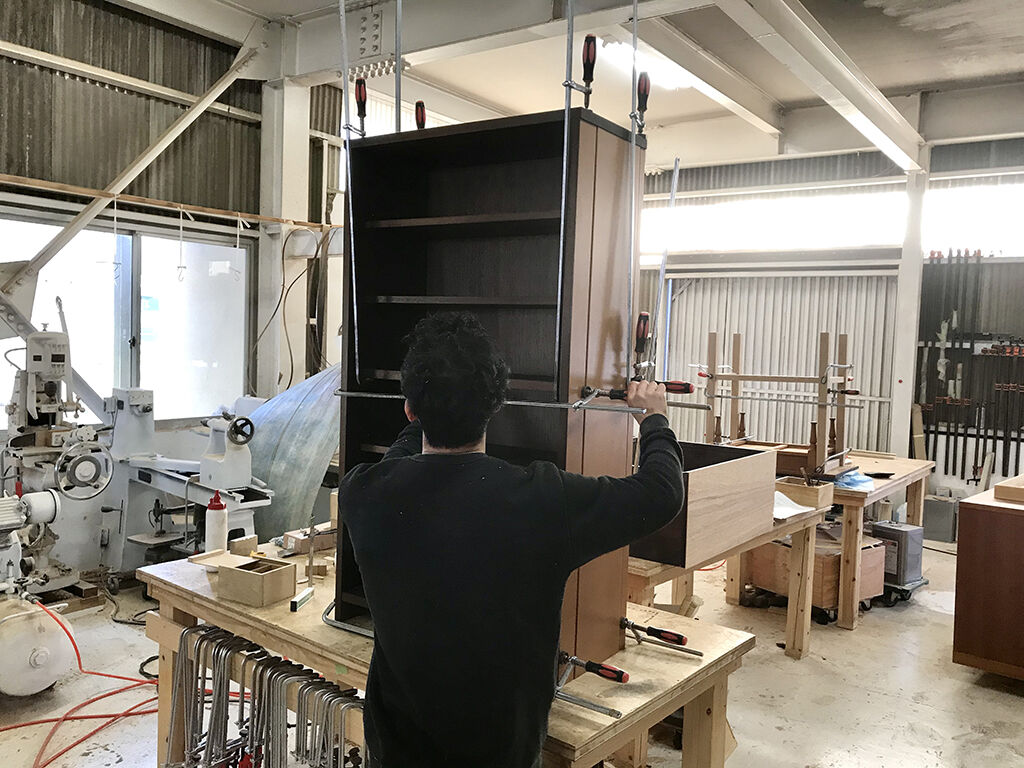 洋服タンスの扉を活かして食器棚にリメイクしている作業風景