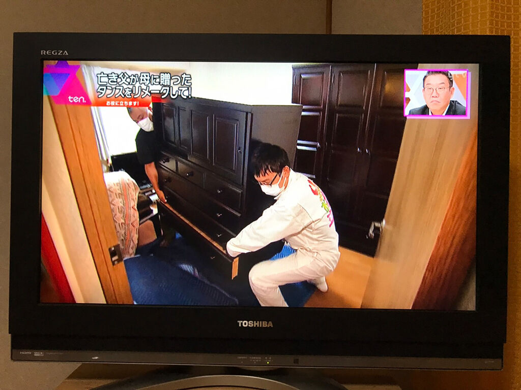 浅越ゴエさんと婚礼タンスの搬出を行う家具作りたいおっさん