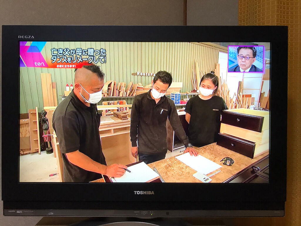 工房スタッフたちが家具のリメイク製作について打ち合わせ