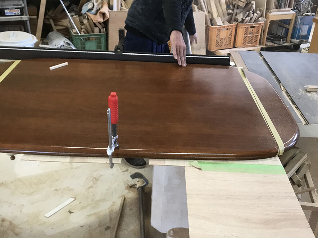 天板裏の金物や桟などを全て外してリサイズ作業