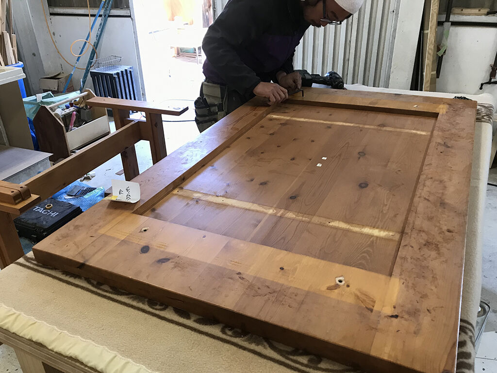 ダイニングテーブルをリメイクするために天板裏の桟など全て外してから作業