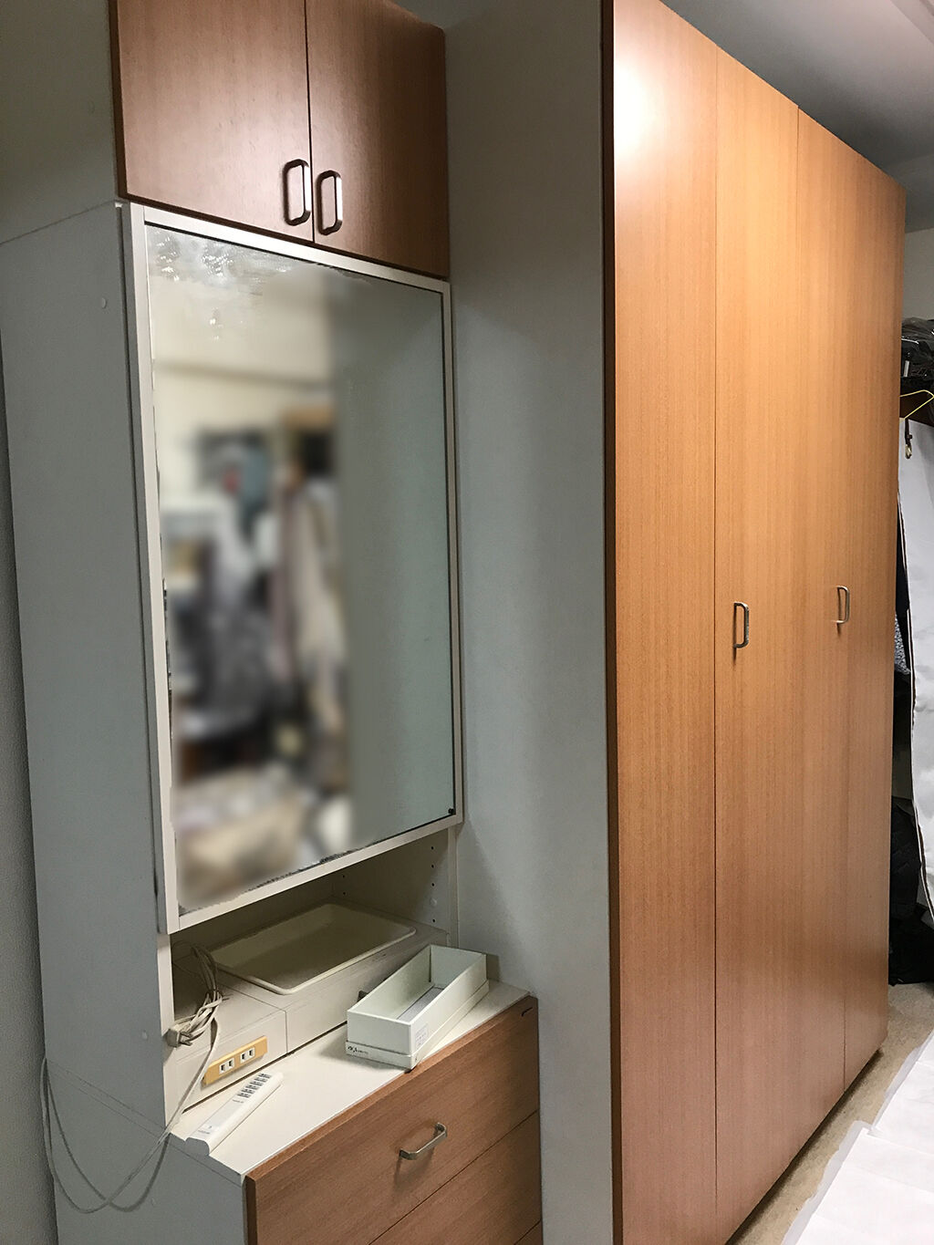 マンション上階からの水漏れで浸水してしまったというクローゼットと鏡台