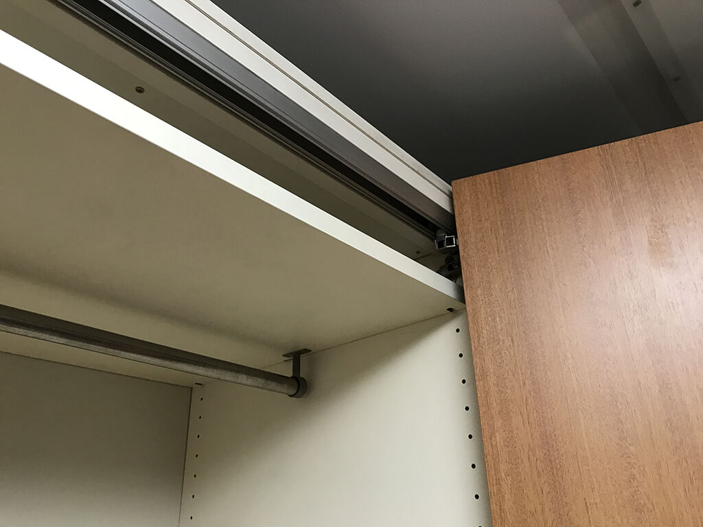 扉を折れ戸にするためのレール機構