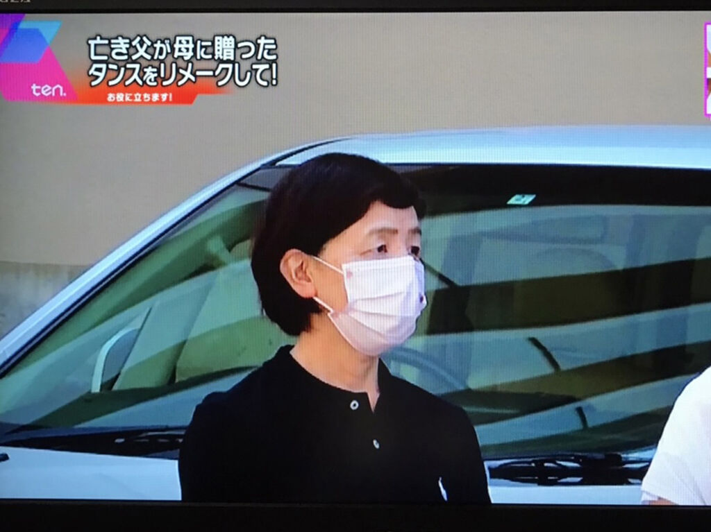 寂しそうにお引き取りした家具をお見送りされるお母様