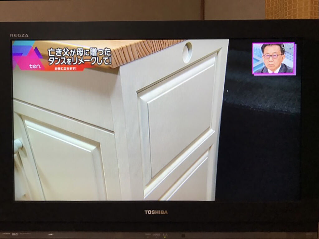 おままごとキッチンの側板に婚礼タンスの引き戸が使われていることに即座に気づいてくださったご依頼者様とお母様
