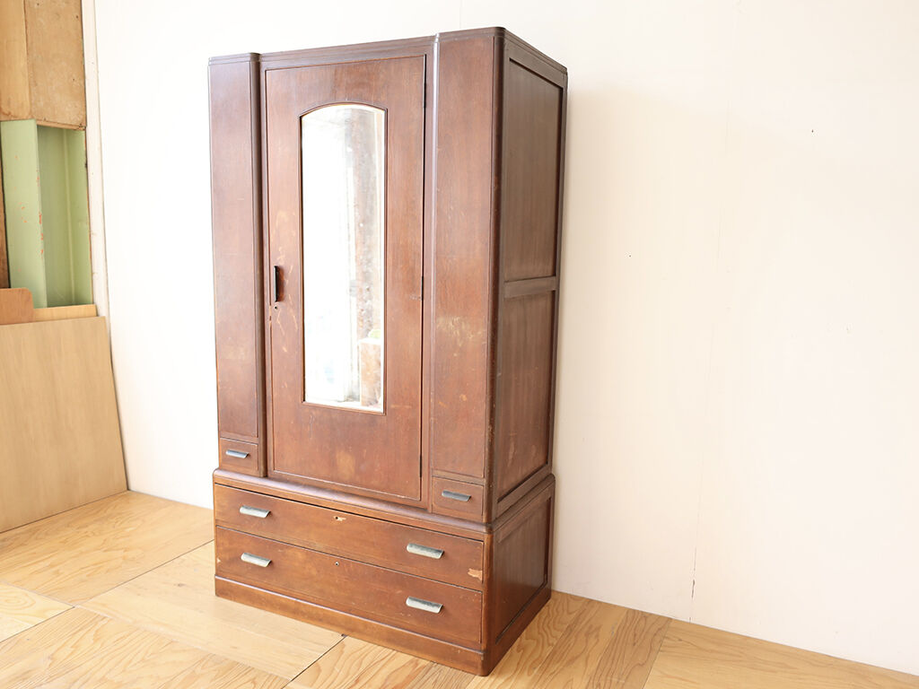 長年大切に使われてきたことが伝わってくる味のある鏡付き洋服タンス